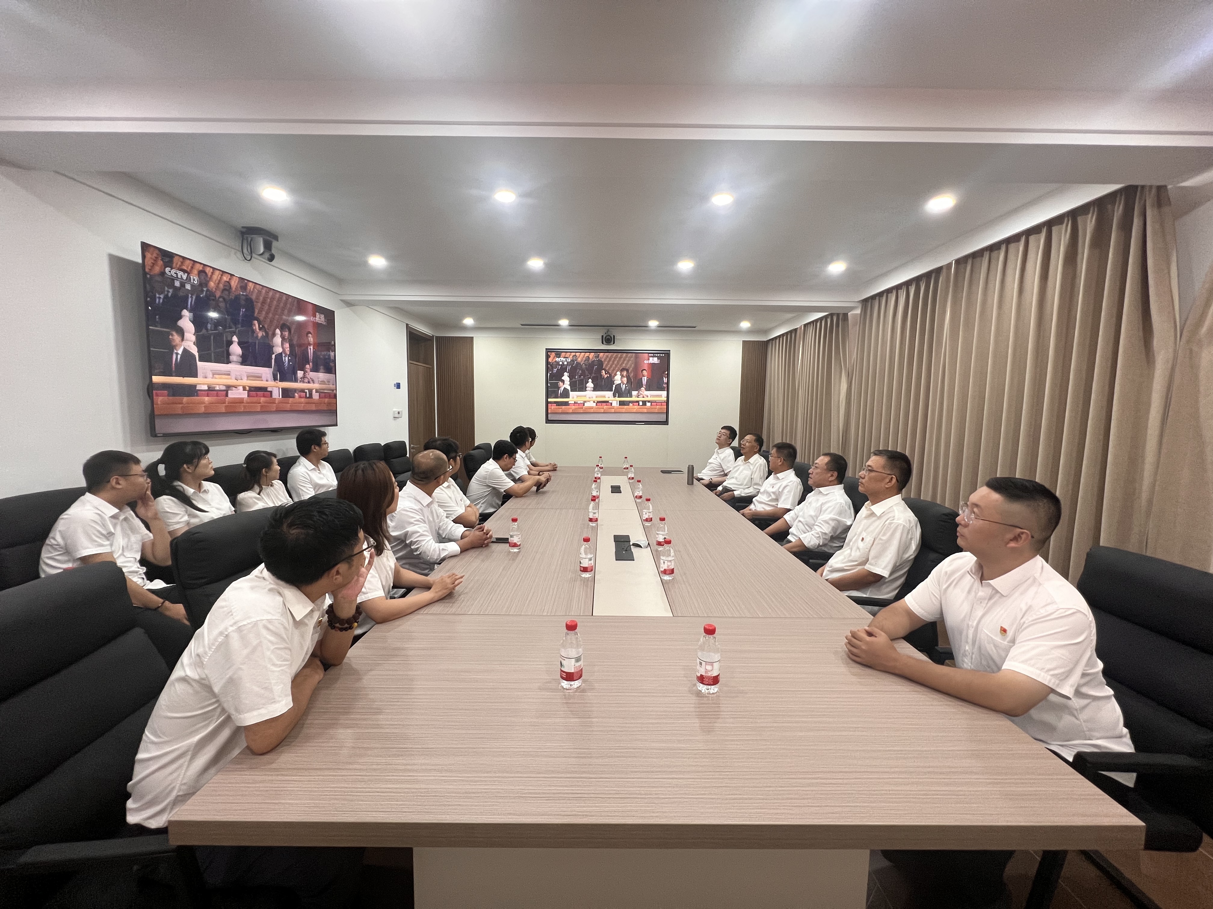 公司二楼会议室1.jpg
