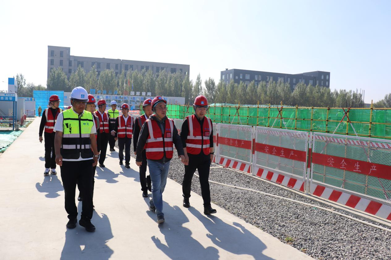 李海、李献运赴公司重点项目带班检查，慰问一线建设者1.png